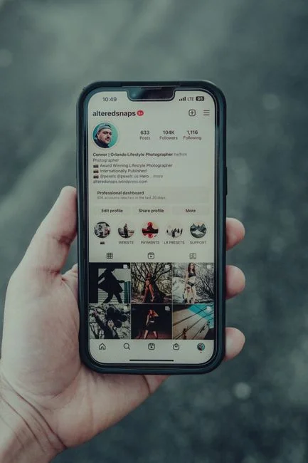 Une personne utilisant un ordinateur portable pour parcourir des sites de photos de stock. Travail en freelance dans un cadre chaleureux.
