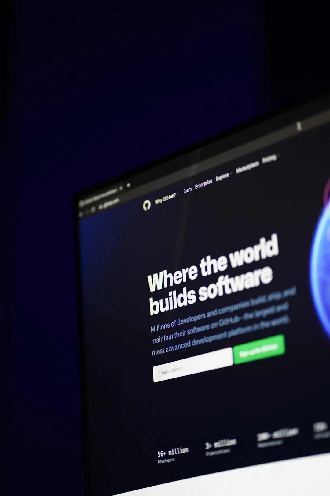 Un espace de travail moderne avec deux écrans d’ordinateur affichant des projets de conception web, soulignant la technologie et la productivité.